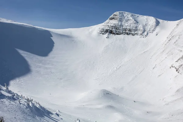 눈덮인 라트와스 봉우리들은 겨울의 지형을 만들어 냅니다 — 스톡 사진