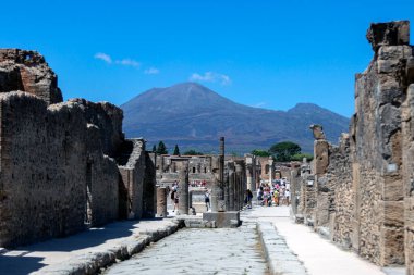 Pompeii 'de arka planda yanardağ olan bir sokak, klasik Roma şehri.