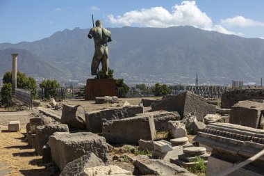 Bir savaşçı heykeli Pompeii 'de bir dağın önünde duruyor. Klasik Roma şehri.