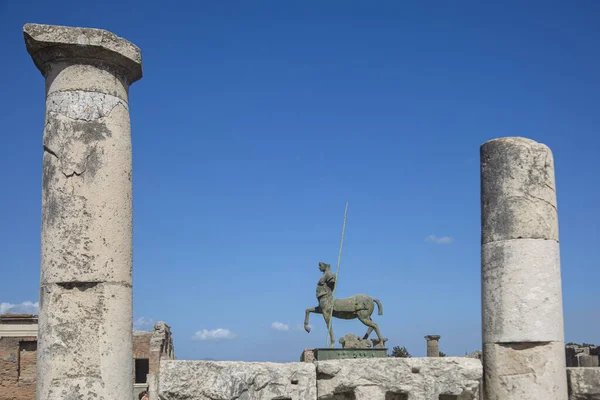 罗马古典城市庞培 一匹马和一个骑手的雕像矗立在一根柱子前 — 图库照片