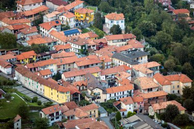 Lombardy, İtalya 'da kırmızı çatısı olan köy evlerinin kuş bakışı görüntüsü.