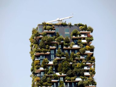 İtalya 'nın Milano şehrinde yeşil çatılı Dikey Orman