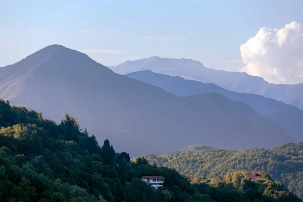 Будинок Посеред Лісу Тлі Синіх Гір Ломбардії Італія — стокове фото