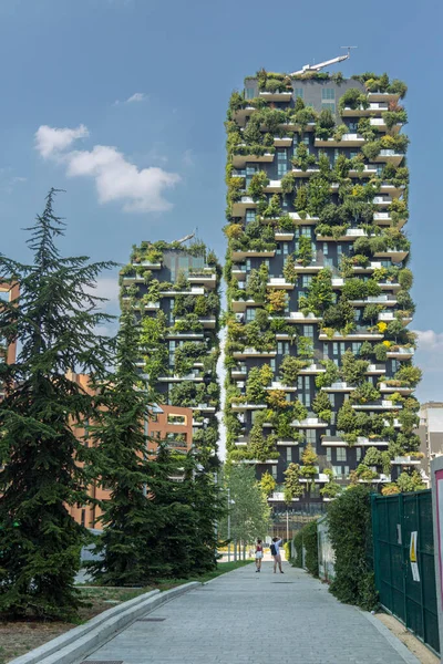 Yeşil cepheli ve yanında bitkiler olan bir bina. İtalya 'nın Milano şehrinde Bosco Verticale (Dikey Orman)