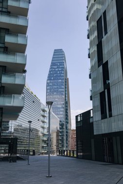 Gösterişli bir endüstriyel gökdelen şehir manzarasına bir şehir kulesi olarak hükmediyor, Milan, İtalya