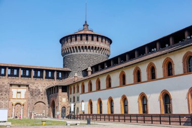 Castello Sforzesco (Sforza Kalesi) 14. yüzyılda bir kale olarak inşa edildi ve Milano 'nun en ünlü simgelerinden biridir.