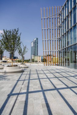 Uzun bir endüstriyel gökdelenin heybetli varlığı şehrin kentsel enerjisini artırıyor - İtalya, Lombardy, Milan