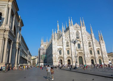 Duomo di Milano - Milano 'da büyük bir katedral. Önünde bir sürü insan var. İtalya Cumhuriyeti' nin en büyük kilisesi.