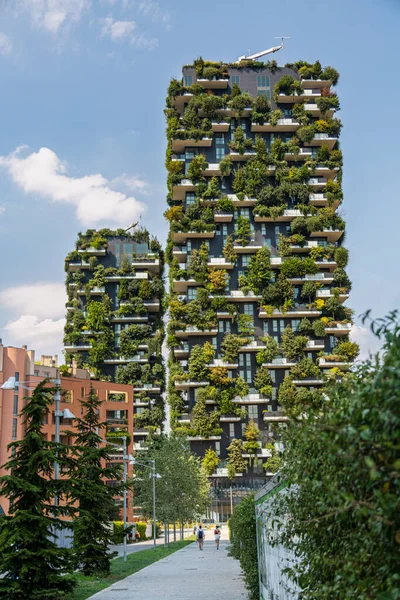 Binanın yeşil cephesi ve yan bitkileri doğal bir vaha oluşturur. İtalya 'nın Milano şehrinde Bosco Verticale (Dikey Orman)
