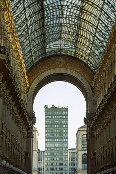 있는건물은 터널을 보인다 이탈리아 밀라노 롬바르디아 — 스톡 사진