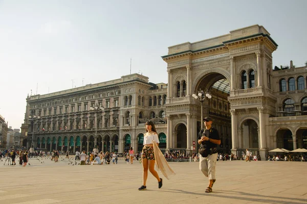 Ago 2022 Milão Itália Casal Caminha Frente Museu Arte Milão — Fotografia de Stock
