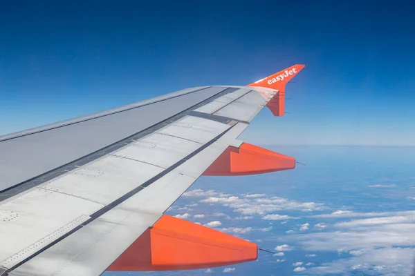 Haziran 2021 Milan Talya Turuncu Kuyruklu Easy Jet Kanadı Gökyüzünde — Stok fotoğraf
