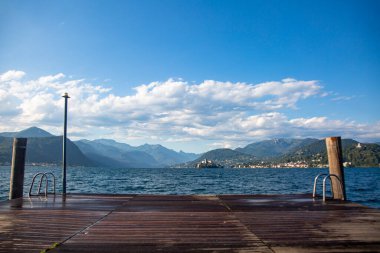 Arka planda Alp dağları olan Orta Gölü, İtalya