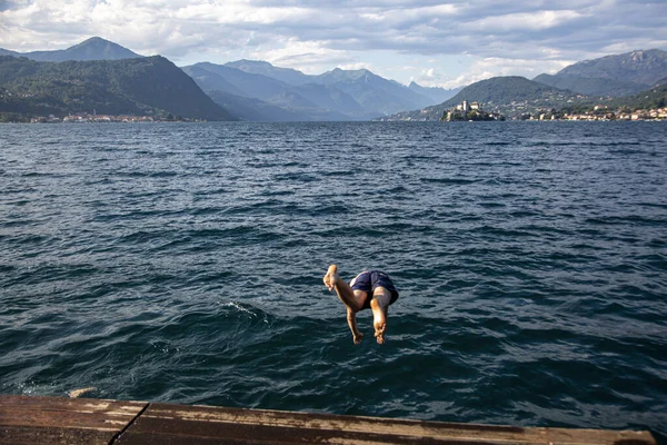 Hombre Sumerge Las Aguas Profundas Azules Frente Una Montaña Lago —  Fotos de Stock