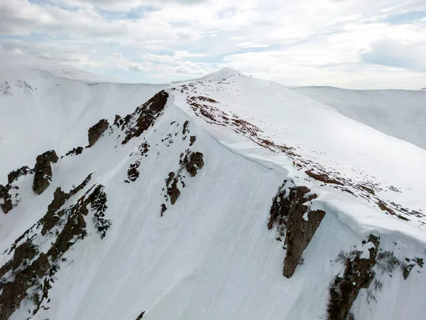 Una Montaña Rocosa Shpyci Con Nieve Cielo Nublado Cordillera Cárpatos — Foto de Stock