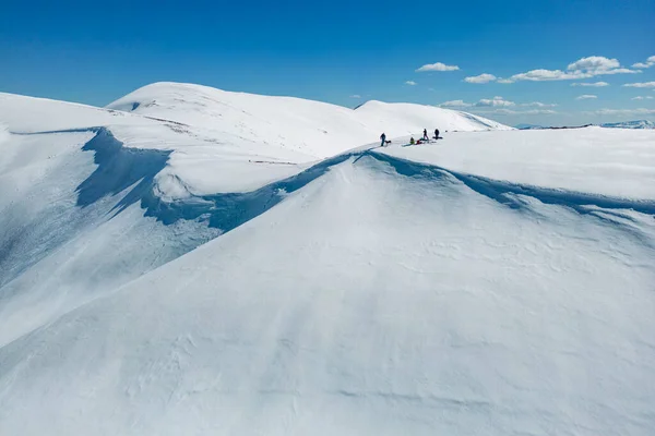 눈덮인 산꼭대기에는 배경을 이루고 일단의 사람들 카르파티아 — 스톡 사진