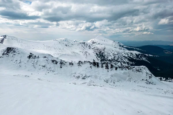 Uma Neve Montanhas Kizly Hoverla Com Céu Nublado Fundo Ucraniano — Fotografia de Stock