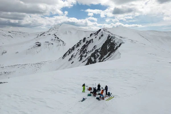 Groupe Skieurs Tient Sur Une Montagne Enneigée Shpyci Rebra Montagnes — Photo