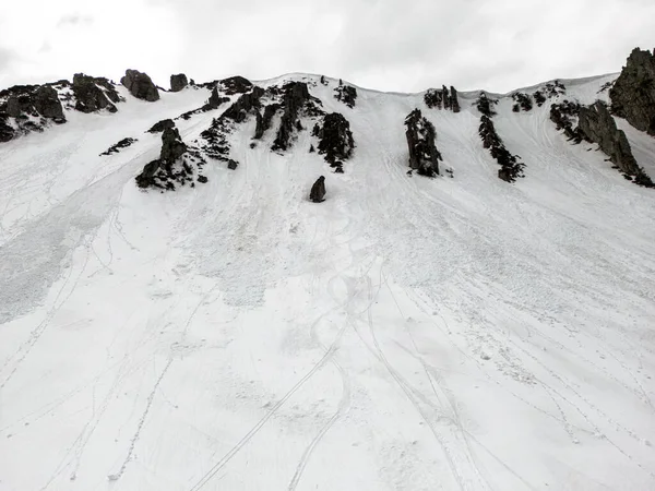 Uma Montanha Nevada Shpyci Com Pistas Esqui Céu Nublado Fundo — Fotografia de Stock