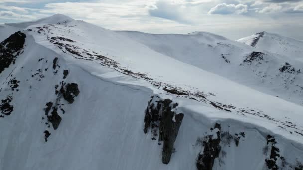 Ein Blick Von Oben Auf Eine Schneebedeckte Felsige Bergkette Mit — Stockvideo