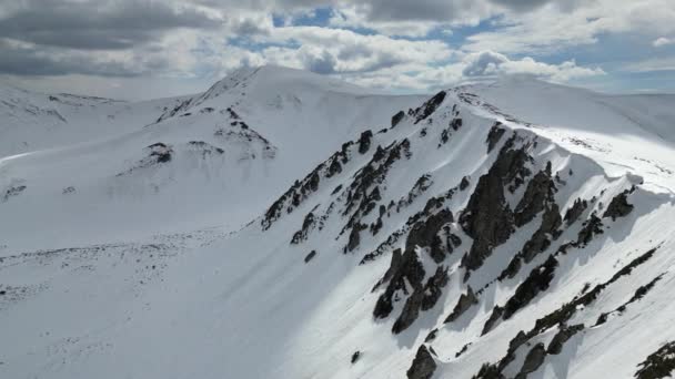 Una Vista Superior Una Cordillera Rocosa Nevada Con Cielo Nublado — Vídeos de Stock