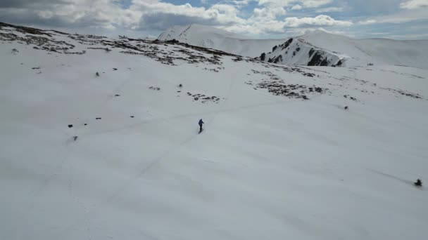 Una Vista Superior Turista Esquí Con Una Mochila Cruzando Campo — Vídeos de Stock