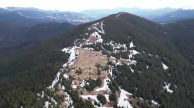 Sırt çantalı bir kayak turistinin karlı bir araziden geçişi. Kar üzerinde kış sporu