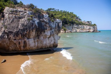 Adriyatik Denizi 'nde kayalık plajlar ve dalgalar. Akdeniz 'de Tatil