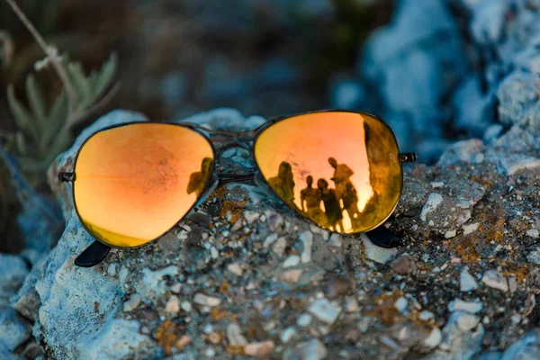 Par Gafas Sol Bañadas Luz Naranja Sobre Una Piedra Marina —  Fotos de Stock