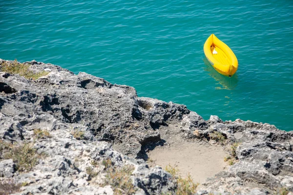 Caiaque Amarelo Está Flutuando Água Perto Penhasco Mar Adriático — Fotografia de Stock