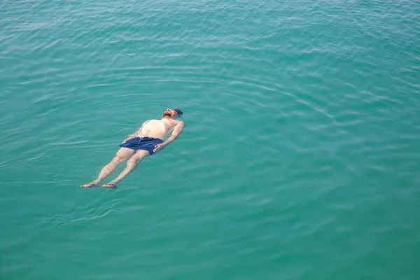 Een Man Drijvend Zee Bovenaanzicht Rustige Vakantie Aan Zee — Stockfoto