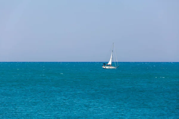 Barcă Albă Pânze Navighează Oceanul Albastru Calm — Fotografie, imagine de stoc