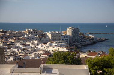 Yukarıdan, İtalya 'nın Puglia kentindeki eski Vieste kasabasına bakın. Adriyatik Denizi Tatili