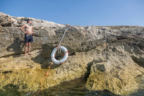Bir Adam Kayalık Bir Sahilde Can Yeleğinin Yanında Duruyor Adriyatik — Stok fotoğraf