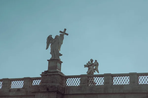 Estatuas Ángel Puente Con Una Cruz Parte Superior Roma Italia — Foto de Stock