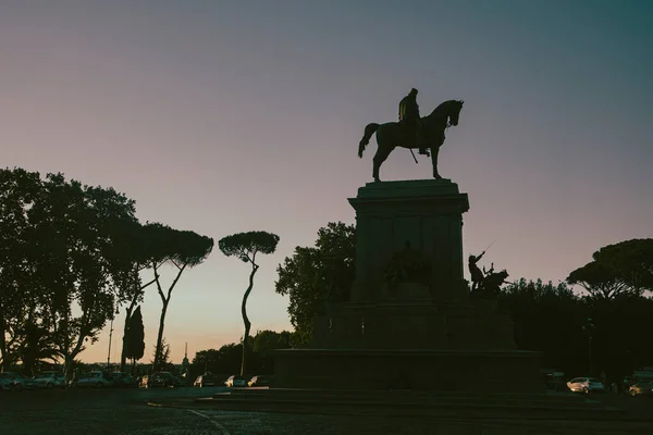 Una Estatua Hombre Caballo Está Frente Árbol Roma Italia — Foto de Stock