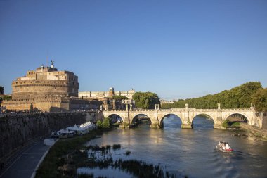 Angel 'ın Kalesi ve Tiber Nehri Köprüsü, Roma, İtalya' da nehirde bir gemi.