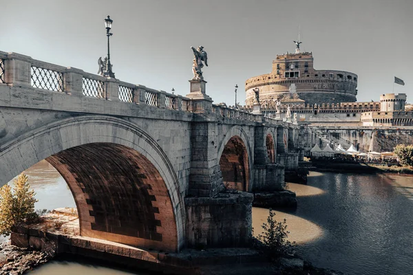 Μια Γέφυρα Γλυπτά Πάνω Από Ένα Ποτάμι Στη Ρώμη Θέα — Φωτογραφία Αρχείου