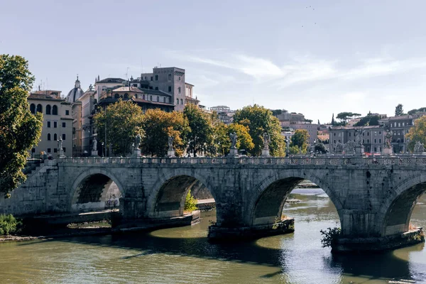 Puente Con Esculturas Sobre Río Tíber Roma Italia —  Fotos de Stock