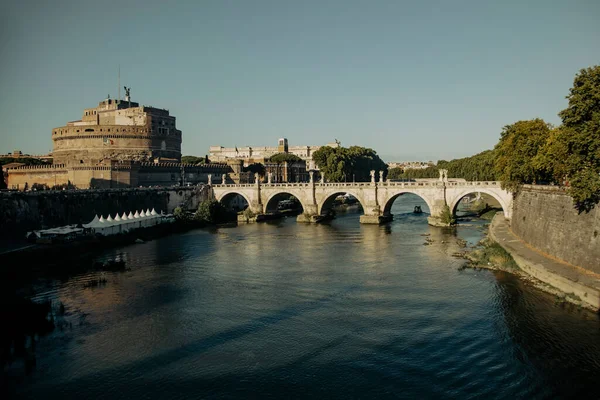 Puente Con Esculturas Sobre Río Roma Con Vistas Castel Sant —  Fotos de Stock