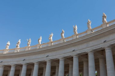 Vatikan, Roma ve İtalya 'da sütunları olan ünlü insanların heykelleri.