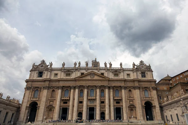 Egy Nagy Épület Kupola Vatikánban Róma Olaszország — Stock Fotó