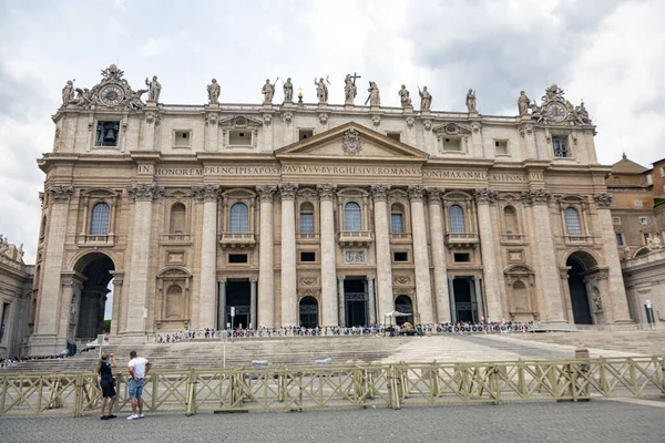Egy Nagy Épület Kupola Vatikánban Róma Olaszország — Stock Fotó