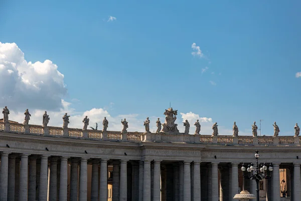 Híres Emberek Szobrai Épület Felett Oszlopokkal Vatikánban Rómában Olaszországban — Stock Fotó