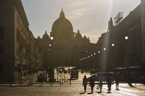 Scena Uliczna Kopułą Tle Watykan Rzym Włochy — Zdjęcie stockowe