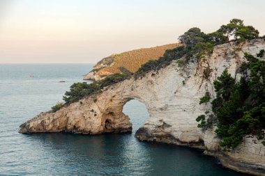 Denizin ortasında doğal kemerli bir uçurum. İtalya 'nın Adriyatik Denizi' nin kayalık kıyıları