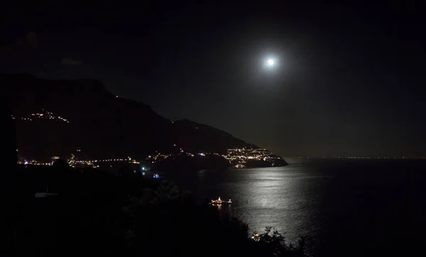 Vista Costa Mar Noite Iluminada Pela Luz Brilhante Lua Refletindo — Fotografia de Stock