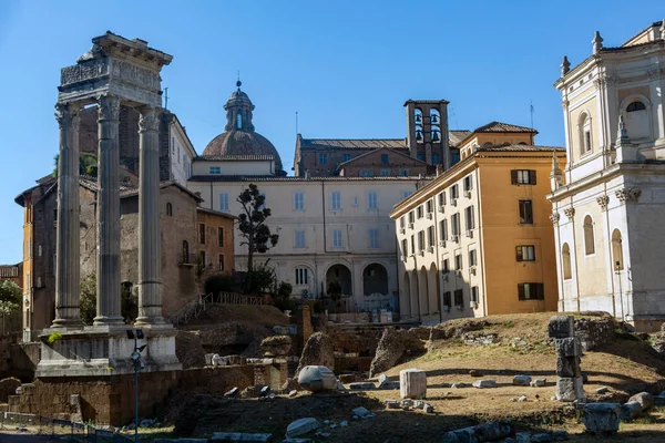 Roma, İtalya 'da Roma forumunun kalıntıları olan büyük bir bina.