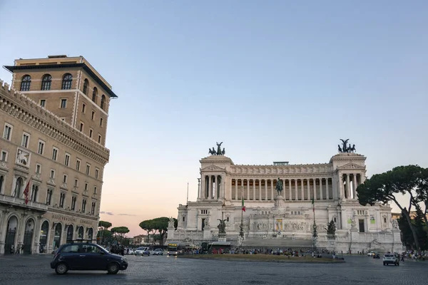Auto Projíždí Kolem Budovy Římě Itálie — Stock fotografie