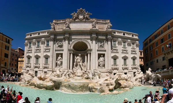 Fontanna Trevi Słowem Benedictus Xiv Jest Popularną Atrakcją Turystyczną Rzymie — Zdjęcie stockowe